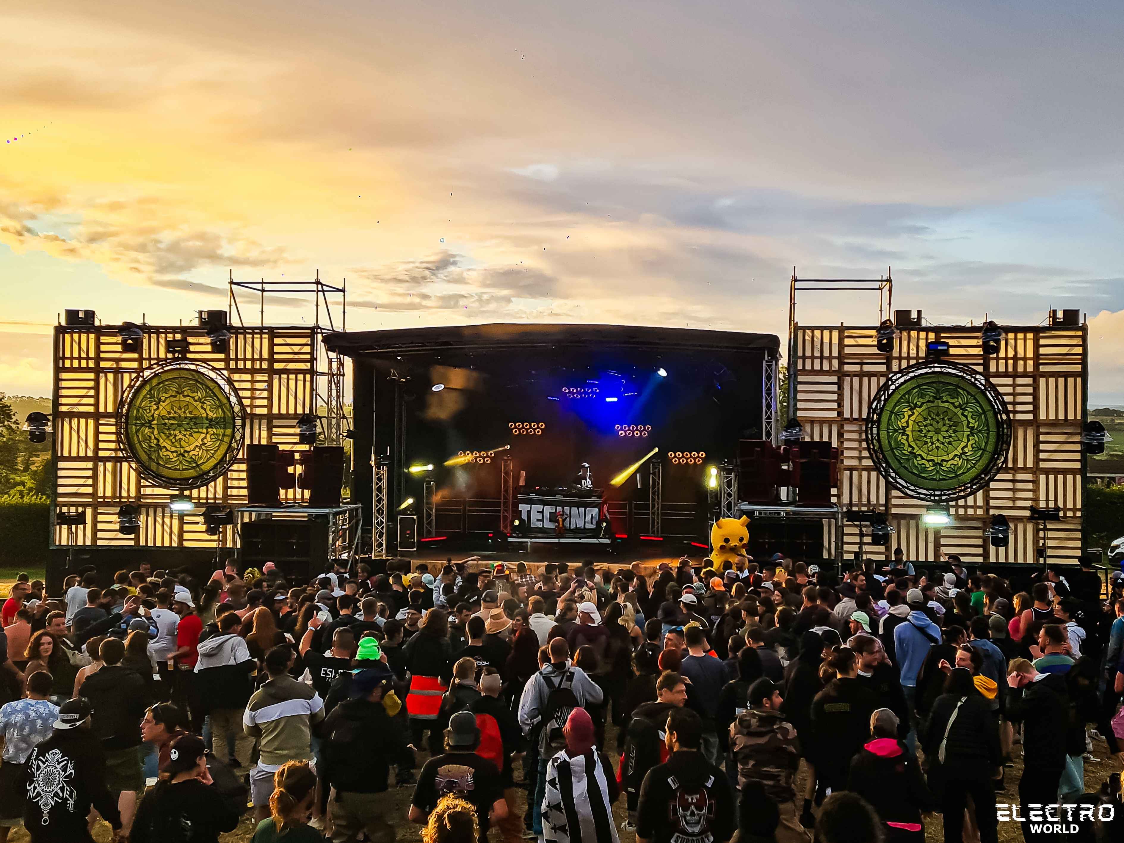 La scène Techno durant la golden hour - Eskape Festival 2023