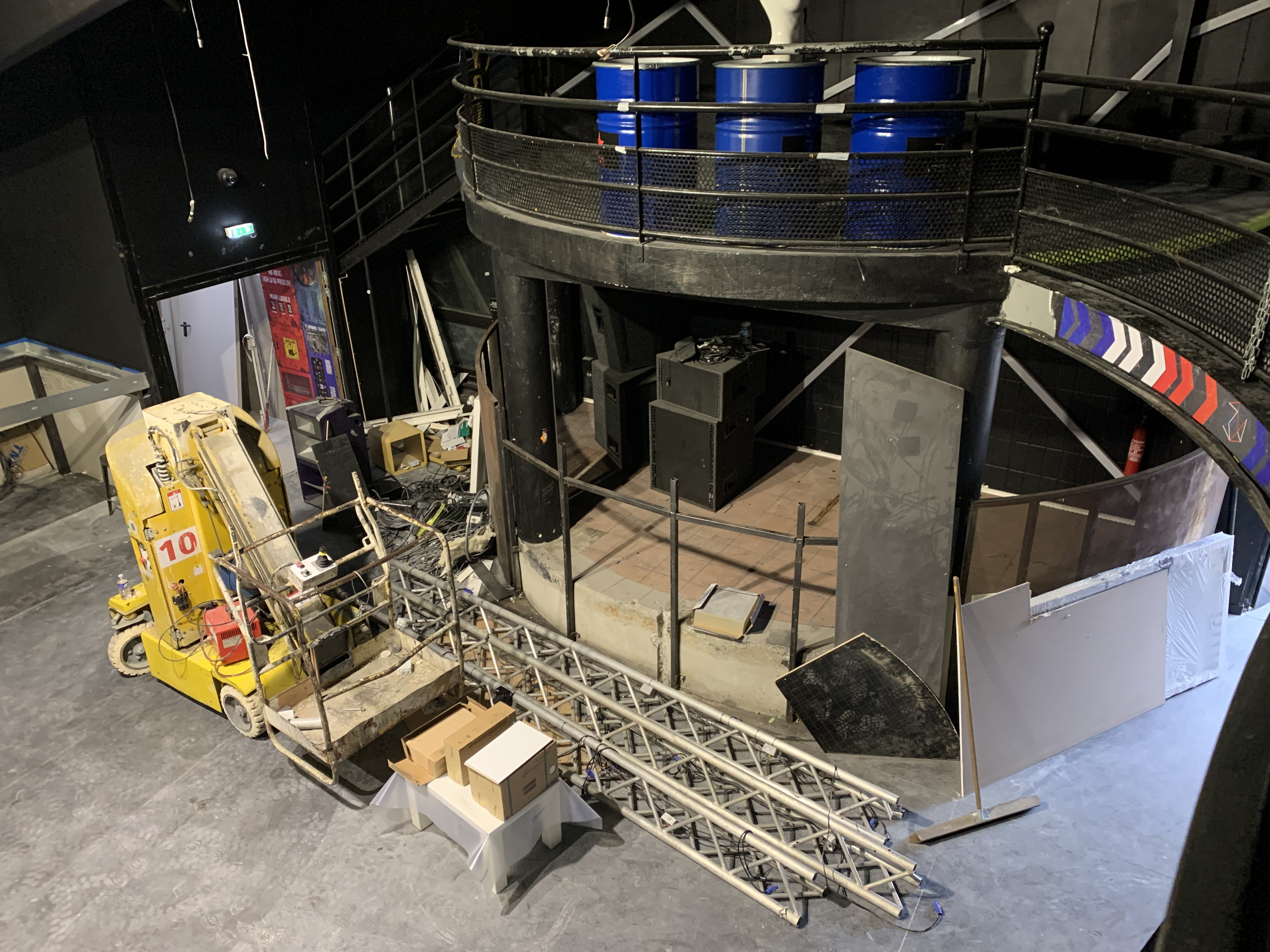 Ancienne Cabine Dj qui va devenir un espace de choix pour les clients